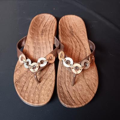 LIKE NEW ORTHAHEAL LADIES SANDALS