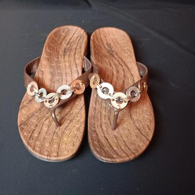LIKE NEW ORTHAHEAL LADIES SANDALS