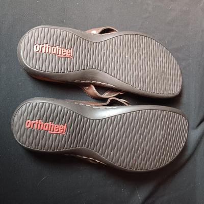 LIKE NEW ORTHAHEAL LADIES SANDALS