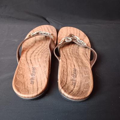 LIKE NEW ORTHAHEAL LADIES SANDALS