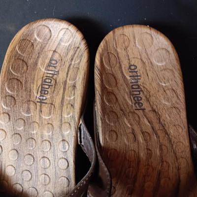 LIKE NEW ORTHAHEAL LADIES SANDALS