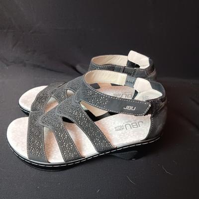 LIKE NEW JBU DRESSY SANNDALS