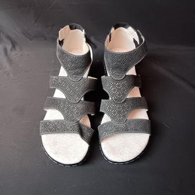 LIKE NEW JBU DRESSY SANNDALS