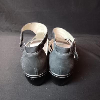 LIKE NEW JBU DRESSY SANNDALS