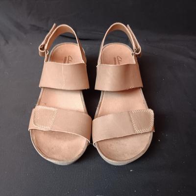 LIKE NEW CLARK'S COLLECTION LADIES SANDALS