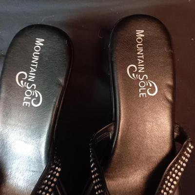 MERONA DRESS SHOES SIZE 7 AND MOUNTAIN SOLE SANDALS SIZE 6