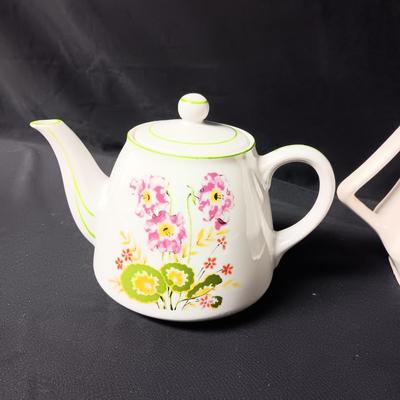 2 TEAPOTS
