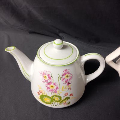 2 TEAPOTS
