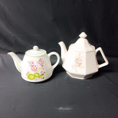 2 TEAPOTS