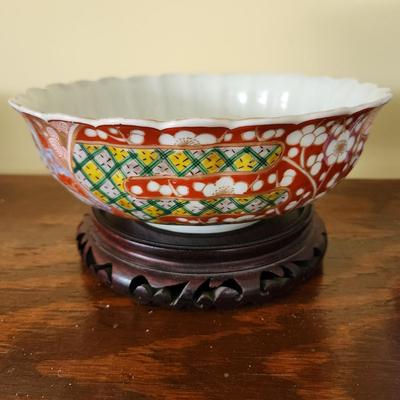 Asian Decorated Scalloped Bowl w Stand