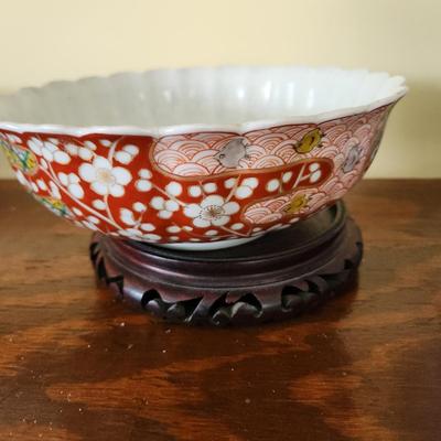 Asian Decorated Scalloped Bowl w Stand