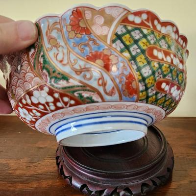 Asian Decorated Scalloped Bowl w Stand
