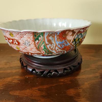 Asian Decorated Scalloped Bowl w Stand