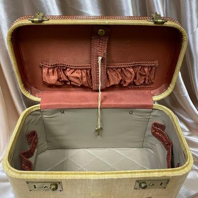 Vintage Skyway Train Case with key