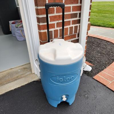 Igloo Sport Water Cooler on wheels w Spigot