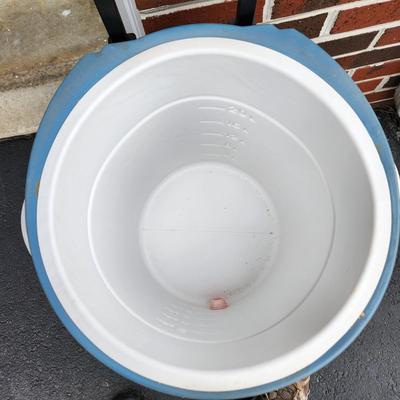 Igloo Sport Water Cooler on wheels w Spigot