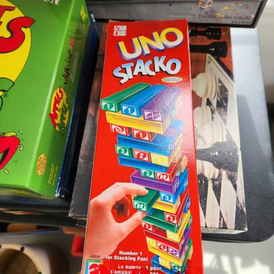 Game Lot Chess, Uno Apples to Apples Trivia pictionary
