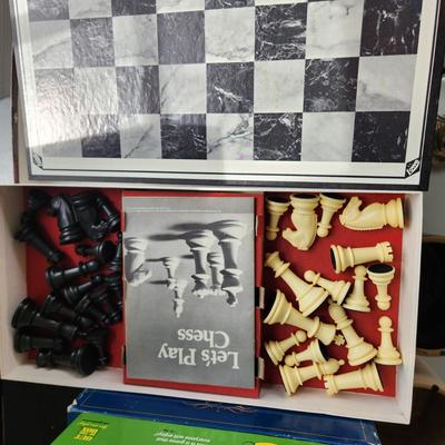 Game Lot Chess, Uno Apples to Apples Trivia pictionary