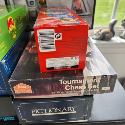Game Lot Chess, Uno Apples to Apples Trivia pictionary
