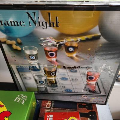 Game Lot Chess, Uno Apples to Apples Trivia pictionary