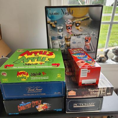 Game Lot Chess, Uno Apples to Apples Trivia pictionary