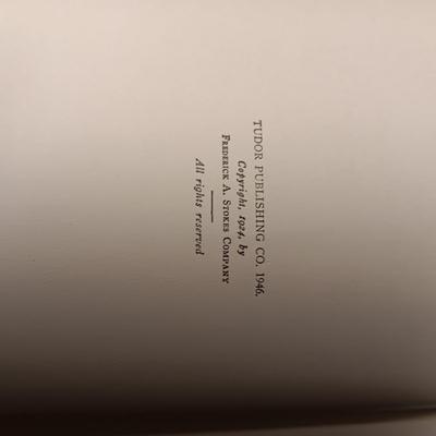 NON FICTION BOOKS ON ANTIQUES AND COLLECTIBLES