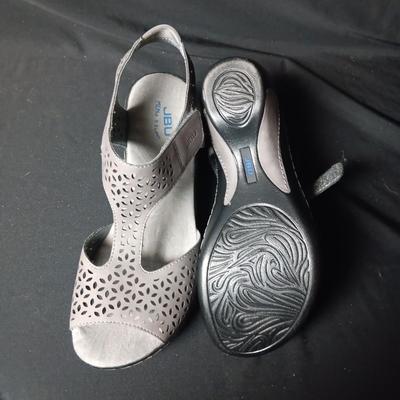 LIKE NEW CUTE DRESS SANDALS SIZE 7.5