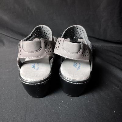 LIKE NEW CUTE DRESS SANDALS SIZE 7.5