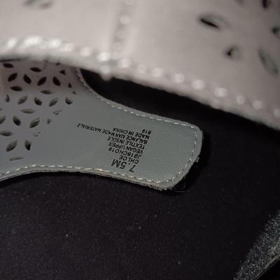 LIKE NEW CUTE DRESS SANDALS SIZE 7.5