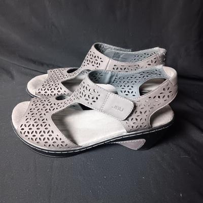 LIKE NEW CUTE DRESS SANDALS SIZE 7.5