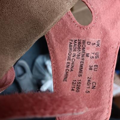 CLARK'S ADJUSTABLE WIDTH SANDALS SIZE 7.5