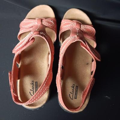 CLARK'S ADJUSTABLE WIDTH SANDALS SIZE 7.5