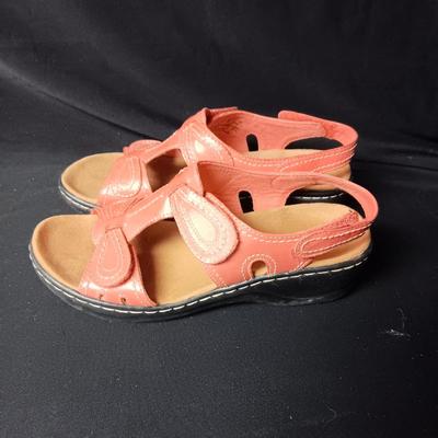 CLARK'S ADJUSTABLE WIDTH SANDALS SIZE 7.5