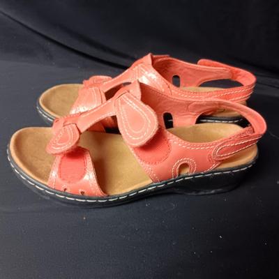 CLARK'S ADJUSTABLE WIDTH SANDALS SIZE 7.5