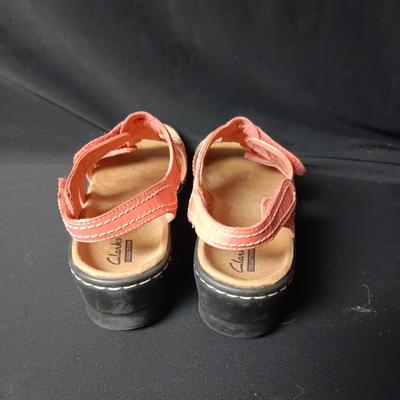 CLARK'S ADJUSTABLE WIDTH SANDALS SIZE 7.5