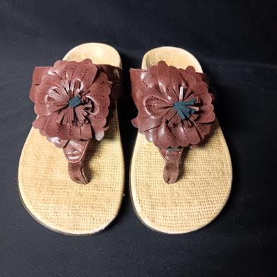 LIKE NEW ORTHAHEEL SANDALS SIZE 7