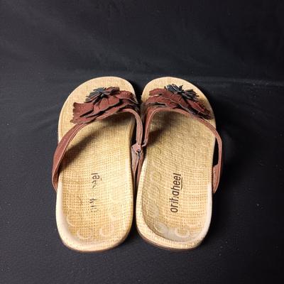 LIKE NEW ORTHAHEEL SANDALS SIZE 7