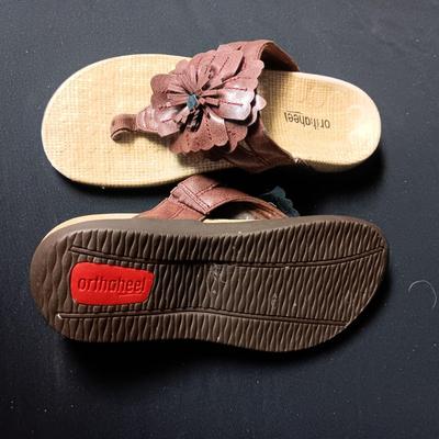 LIKE NEW ORTHAHEEL SANDALS SIZE 7