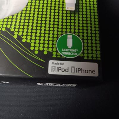 NEW WIRELESS EARBUDS AND DUAL USB CAR CHARGER