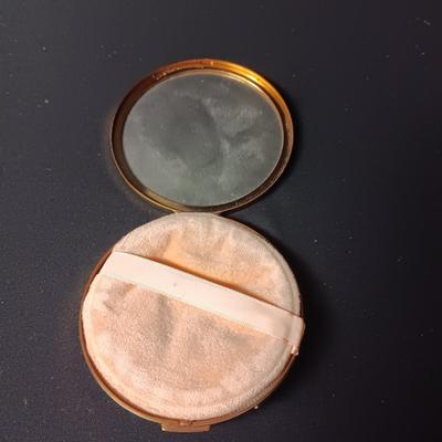 VINTAGE TUBBIE POWDER COMPACT