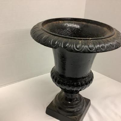 1094 Garden Pedestal & Metal Urn Planter