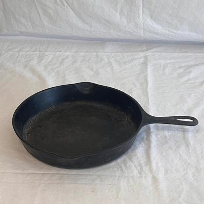 Old Collectible Cast Iron Wagner Ware Skillets and More (DR-DZ)