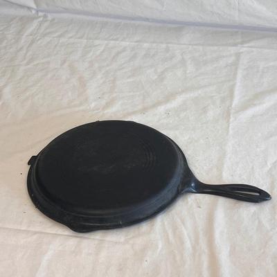 Old Collectible Cast Iron Wagner Ware Skillets and More (DR-DZ)
