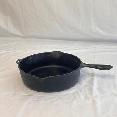 Old Collectible Cast Iron Wagner Ware Skillets and More (DR-DZ)