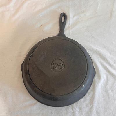 Assortment of Cast Iron Kitchenware (DR-DZ)