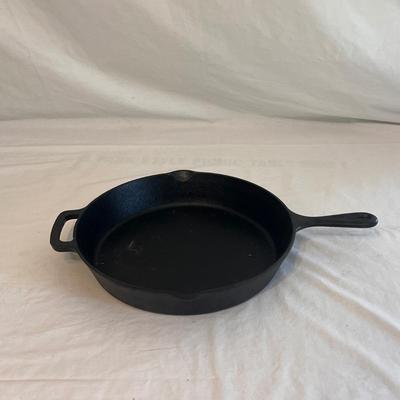 Assortment of Cast Iron Kitchenware (DR-DZ)