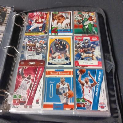 3 RING NOTEBOOK WITH FOOTBALL, BASKETBALL, BASEBALL AND OTHER TRADING CARDS