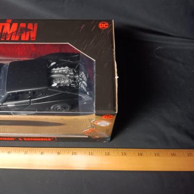 DC BATMAN & DIE-CAST BATMOBILE