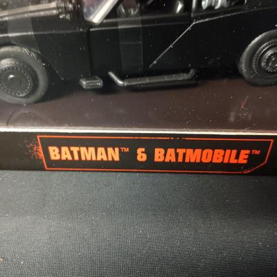 DC BATMAN & DIE-CAST BATMOBILE