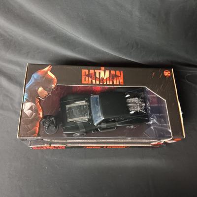 DC BATMAN & DIE-CAST BATMOBILE